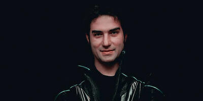 این خواننده ایرانی استاد پوشیدن لباس‌های عجیب و غریب است؛ جسارت و متفاوت بودن را از او یاد بگیرید - چی بپوشم