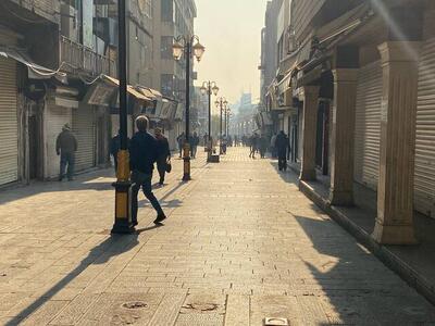  اعتراض صنفی در بازارهای مختلف / بیشتر مغازه‌ها در ۱۵ خرداد و بازار بزرگ امروز تعطیل بودند / در راسته فردوسی نیز اغلب صرافی‌ها بسته بودند / خیابان جمهوری به سمت چهارراه استانبول با تجمع همراه بود / اکثر مغازه‌های راسته خیام‌، گلوبندک، لاله‌زار، سپهسالار و حسن آباد نیز امروز بسته بودند / در مولوی و شوش برخی مغازه‌دارها مشغول پایین کشیدن کرکره‌ها شدند