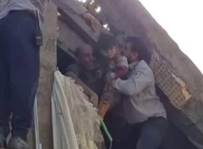  فیلم/ نجات کودک گرفتار در زیر آوار در حادثه انفجار گاز در اهواز