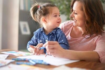  اگر می خواهید کودکی مستقل و با دلبستگی ایمن تربیت کنید؛ این گونه رفتار کنید