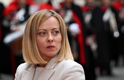 ببینید / لرزیدن ملونی، نخست وزیر ایتالیا از سرما هنگام خروج از نشست رهبران اتحادیه اروپا؛ «خیلی سرد است، دارم می‌میرم»