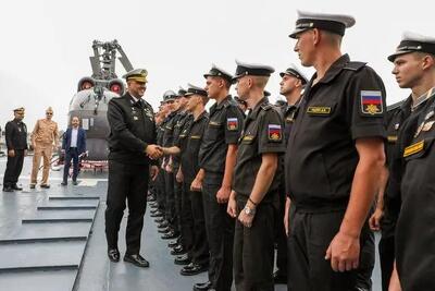  بازدید فرمانده منطقه یکم نیروی دریایی ارتش از ناو «استویسکی» روسیه