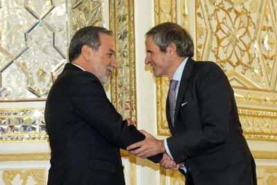  گفتگوی گروسی با عراقچی درباره آخرین تحولات مذاکرات ایران و امریکا / دو طرف در خصوص سازوکار‌ها و الزامات تدوین پیش‌نویس یک چارچوب مذاکراتی رایزنی و تبادل نظر کردند