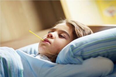  دوش آب سرد، کودک تب‌دار را وارد شوک می‌کند