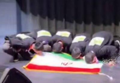  فیلم/ بوسه تیم رباتیک ایران بر پرچم کشورمان