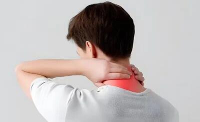  چرا گردن‌تان درد می‌گیرد؟ مقصر این عادت‌های ساده‌اند