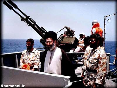  ۱۶ سال پیش؛ حضور رهبری در خلیج فارس/ آسیب جدی ۳ ناو آمریکایی پس از برخود با مین‌های نیروی دریایی ایران/ ماجرای حمله به سکوی نظامی ایران