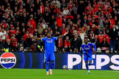  دو هوادار بنفیکا که برای وینیسیوس ادای میمون درآوردند، شناسایی شدند / عکس - پارس فوتبال