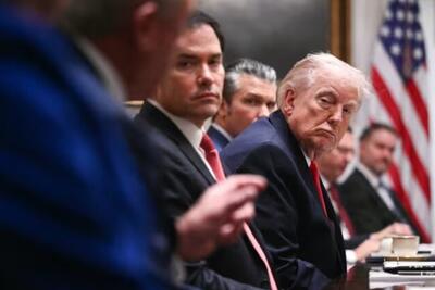  اکسیوس: برخی مشاوران ترامپ از او خواسته‌اند فعلاً از حمله به ایران خودداری کند / آن‌ها به رئیس‌جمهور آمریکا گفته‌اند همچنان از تهدید نظامی برای گرفتن امتیاز در مذاکرات استفاده کند / در حلقه داخلی ترامپ، تردید‌هایی درباره عاقلانه بودن آغاز عملیات تغییر رژیم در ایران وجود دارد