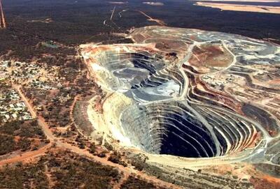  تأکید استاندار کرمان بر انتقال حساب شرکت‌های معدنی به بانک‌های استان