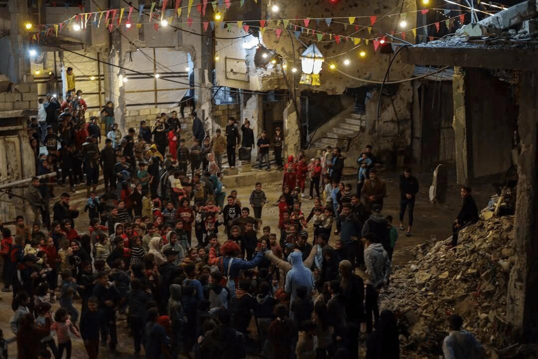 سفره طویل سحری در میان خرابه ها + ویدئو | تصاویری از اهالی غزه در نخستین سحری