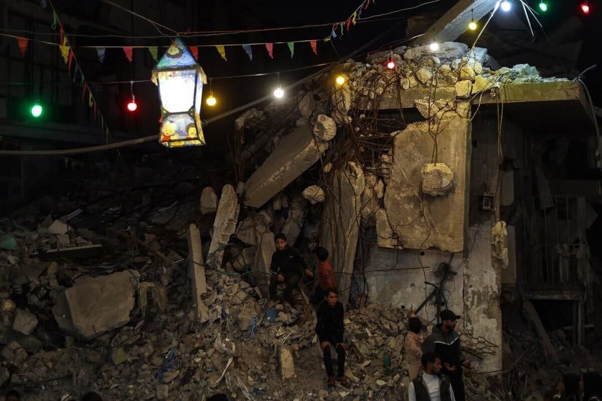 ریسه‌های نور بر پیکر زخمی شهر؛ وقتی غزه آوارها را به میهمانی خدا می‌برد + فیلم و عکس