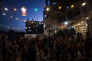 ریسه‌های نور بر پیکر زخمی شهر؛ وقتی غزه آوارها را به میهمانی خدا می‌برد + فیلم و عکس