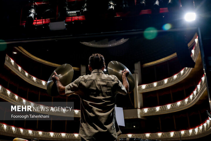 برگزاری کنسرت، عادی‌سازی نیست/ هنرمند با ساز و آوازش انتقاد کند